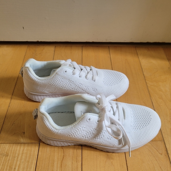 Brand new white, light weight size 6 (size 36) running shoes. No Brand - Picture 3 of 5
